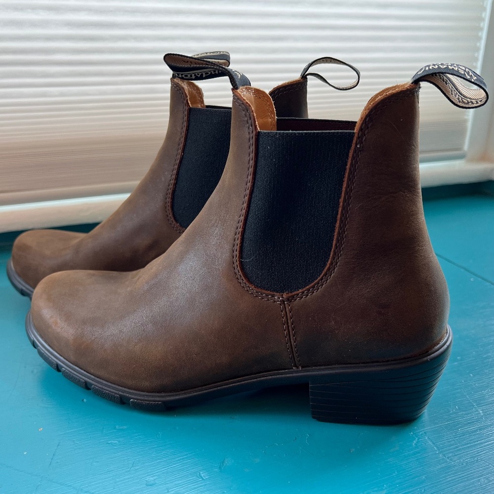 BLUNDSTONE HEELED CHELSEA BOOTS • NEW WITHOUT TAGS